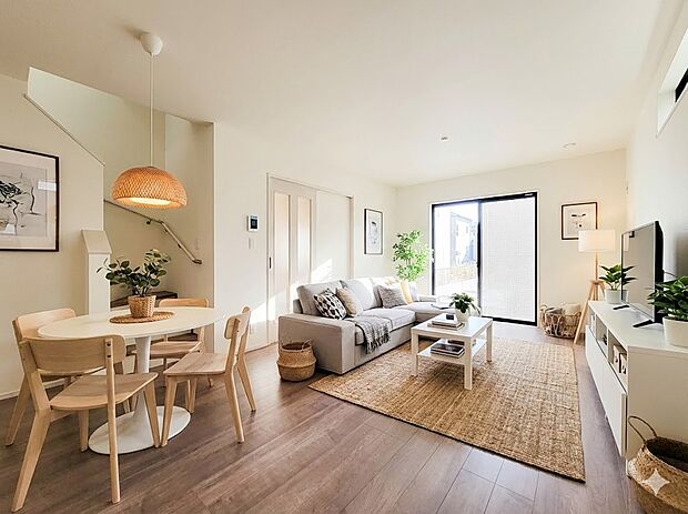 B号棟【ダイニングキッチン】ナチュラルな自然光の中での調理。お洒落な食器類を余裕で収納できるスペース。動きやすい女性目線のキッチン動線。これからはお料理をつくる時間が劇的に変わります。