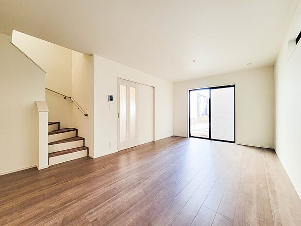 B号棟【リビングダイニング】リビングにいるお子様と会話をしながら家事ができるカウンターキッチン。いま手があいているか、忙しそうなのか相手の様子を伺いながらコミュニケーションをとる訓練にもなり…