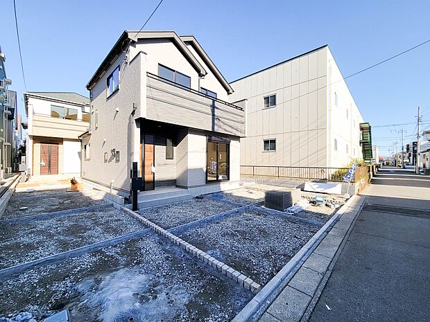 B号棟【庭】趣味を楽しむ場であり、家族団らんの場にもなる専用庭。ガーデニングや家庭菜園、プールや遊具を置いて子供の遊び場、テーブルやイスを設置し憩いのスペースなどメリットはたくさんあります。…