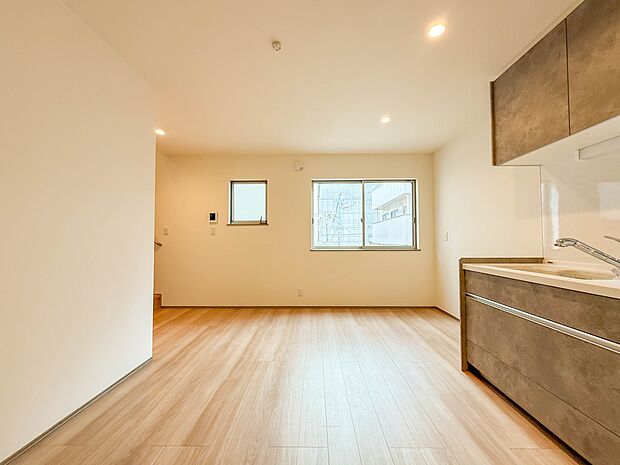 1号棟【LDK10.62】インテリアショップで見掛けた「あの家具」も置ける、ゆったりとした空間。時に広さが上質な寛ぎの時間になる事も。