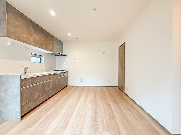 1号棟【LDK10.62】インテリアショップで見掛けた「あの家具」も置ける、ゆったりとした空間。時に広さが上質な寛ぎの時間になる事も。