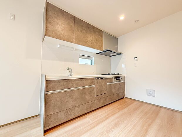 1号棟【キッチン】ナチュラルな自然光の中での調理。会話が弾む対面型キッチン。お洒落な食器類を余裕で収納できるスペース。動きやすい女性目線のキッチン動線。これからはお料理をつくる時間が劇的に変…