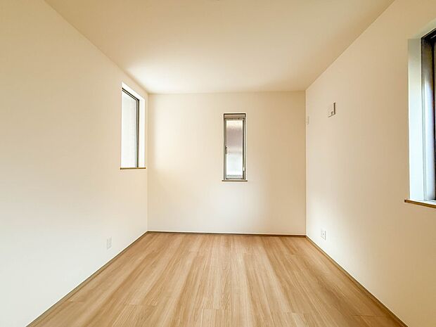 1号棟【子供部屋5.62帖】お子様のお部屋にぴったりなクロークを備えたフローリング仕様の洋室です。