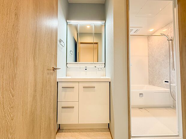 1号棟【洗面台】 十分な大きさの洗面台は、身だしなみチェックや歯磨きなど、朝の慌ただしい時間でもホテルライクなスペースで余裕とゆとりを感じて頂けます。