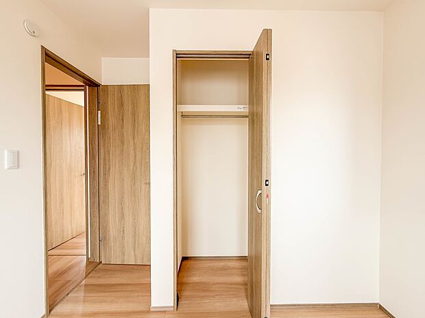 1号棟【収納】各部屋を最大限に広く使って頂ける様、全居住スペースに収納付。プライベートルームはゆったりと快適に。