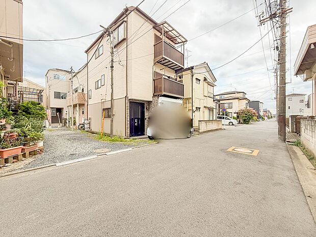 1号棟【前面道路4ｍ】家の前をまっすぐの通りが走っている。クルマは少なく、人々は毎朝、ウォーキング、ジョギング、犬の散歩など、フリーな朝時間を過ごしている。