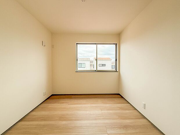 1号棟【洋室5.25帖】充実した生活は伸びやかな居室空間から始まります。快適に・伸びやかに。心の潤いを求める方々へ。