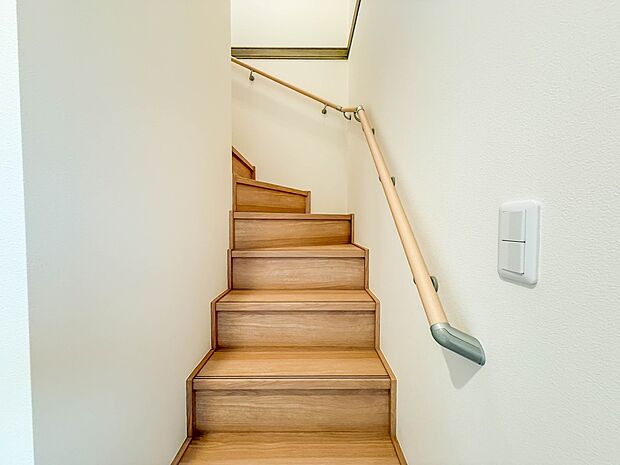 1号棟【手すり付き階段】手すりがないと階段の昇り降りで危険なことはもちろん、壁に手をつきながら歩くことで壁紙が汚れやすくなります。すべての方に快適に昇り降りしていただくため、手すりを設置しま…