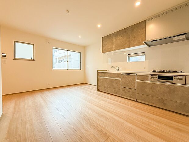 1号棟【LDK10.62】会話でホッとコミュニケーションできるリビング。料理でホッとハピネスになるキッチンなど。人をホッとさせる最新設備・仕様を採用しています。