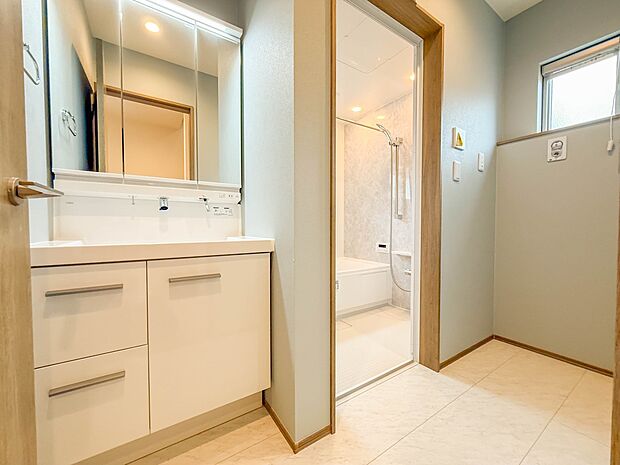 1号棟【脱衣所】洗面所は小さなプライベートスペース。歯磨き、洗顔と毎日施す個人空間。