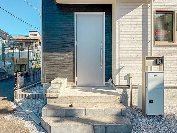 【玄関】こちらの物件が少しでも気になるようでしたら、お気軽にお問合せください。人生でいちばん大きなお買い物ですので、ゆっくりご見学ください。ネット上の画像と実際の見学では、リアル感がまるで違…