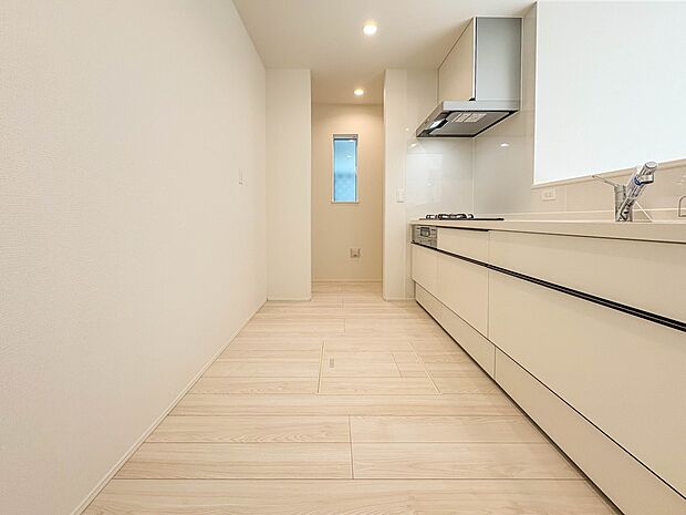 【キッチン】ナチュラルな自然光の中での調理。会話が弾む対面型キッチン。お洒落な食器類を余裕で収納できるスペース。動きやすい女性目線のキッチン動線。これからはお料理をつくる時間が劇的に変わりま…