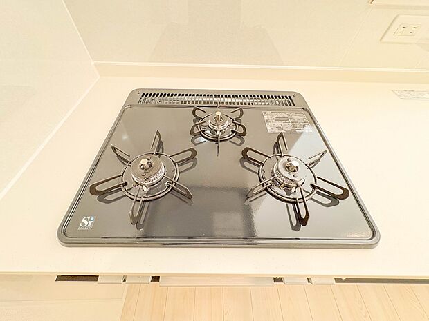 【三口ガスコンロ】三口ガスコンロは、炒め物などに適した強火力の「大バーナー」と天ぷらと煮物などに適した「標準バーナー」、奥にある弱火の「小バーナー」の3種類のバーナーが搭載されています。