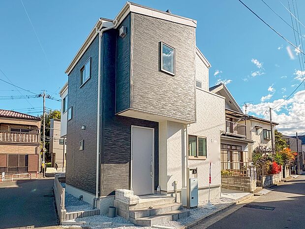 【外観】こちらの物件に少しでもご興味がありましたら、お気軽にお電話下さい。ネット上で「見えない物」「わからない事」でも、実際にご見学いただくことで、手に取るようにおわかりいただけるはずです。…