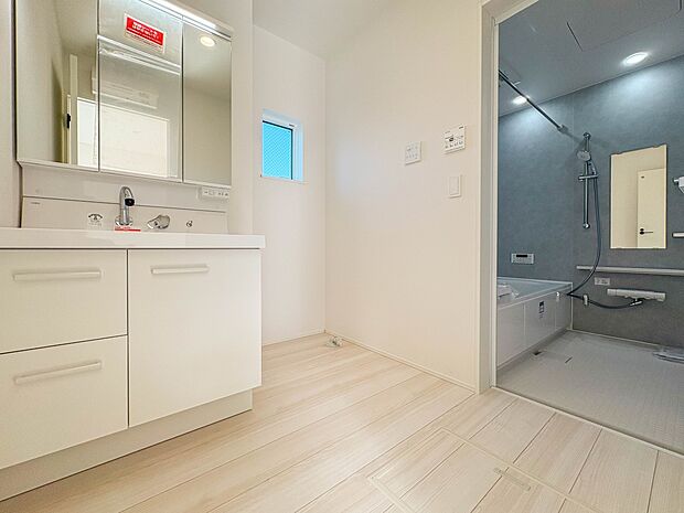 【脱衣所】洗面所は小さなプライベートスペース。歯磨き、洗顔と毎日施す個人空間。