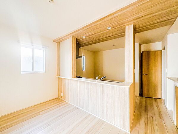 【ダイニングキッチン】料理をしながら、後片付けをしながら二人で会話を楽しみたい空間。