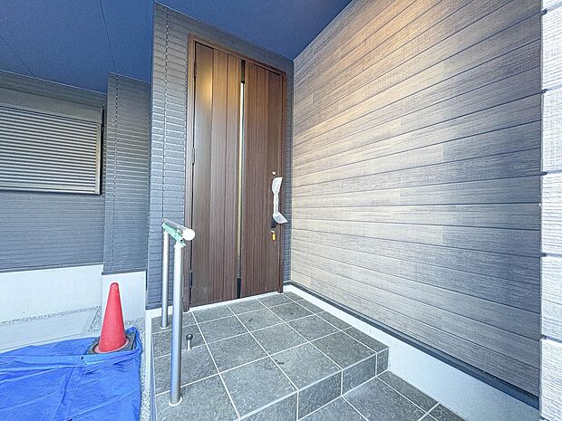 1号棟【玄関】玄関はおうちの顔と言われます。玄関アプローチは、外観デザインの印象を左右します。ご家族の個性を出しながら、素敵な玄関でお客様をお迎えしてください。