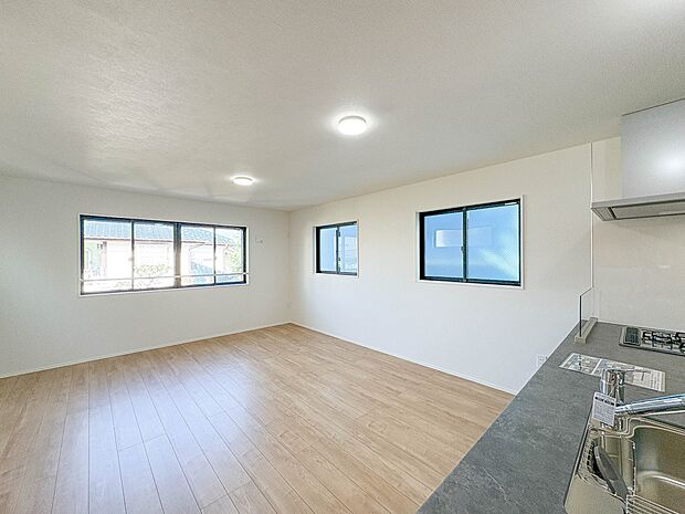 1号棟【LDK16.5帖＋床暖房】インテリアショップで見掛けた「あの家具」も置ける、ゆったりとした空間。時に広さが上質な寛ぎの時間になる事も。