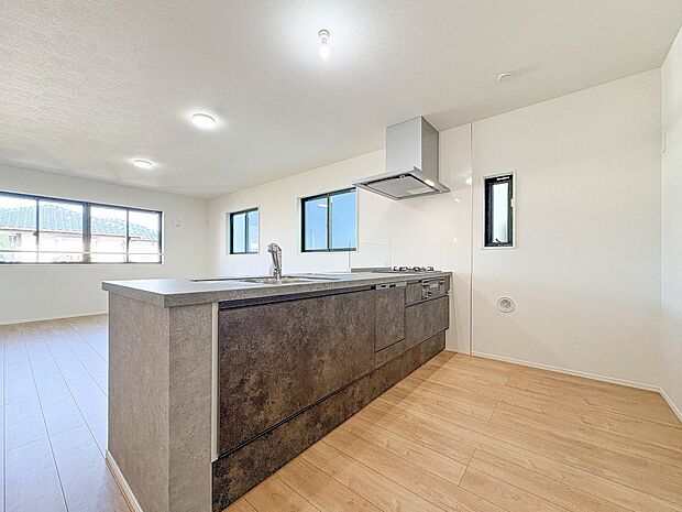 1号棟【キッチン】ナチュラルな自然光の中での調理。会話が弾む対面型キッチン。お洒落な食器類を余裕で収納できるスペース。動きやすい女性目線のキッチン動線。これからはお料理をつくる時間が劇的に変…