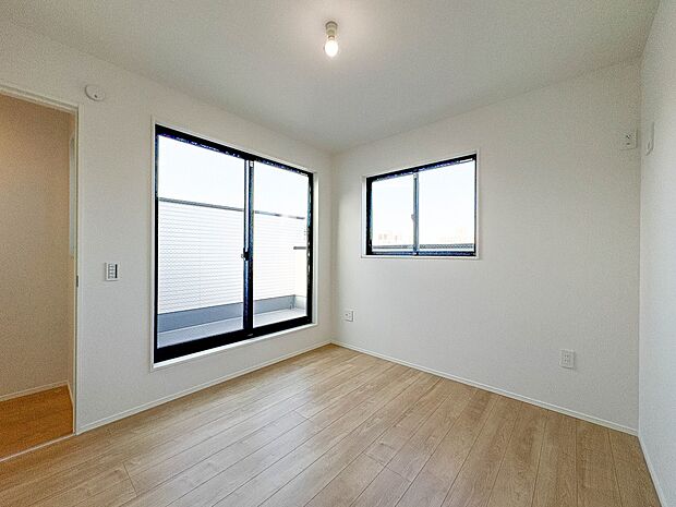 1号棟【寝室】シンプルな内装はおしゃれのポイントです。シンプルは華美より飽きがこないからです。色や模様でおしゃれ感をだす。それがシンプルイズビューティーです。