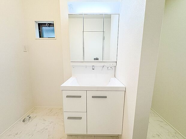 1号棟【洗面台】十分な大きさの洗面台は、身だしなみチェックや歯磨きなど、朝の慌ただしい時間でもホテルライクなスペースで余裕とゆとりを感じて頂けます。