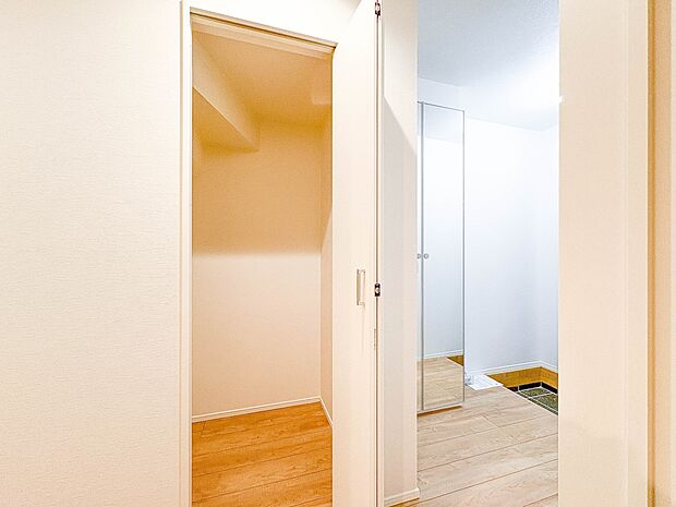 1号棟【収納】玄関には広々とした壁面収納を設けました。