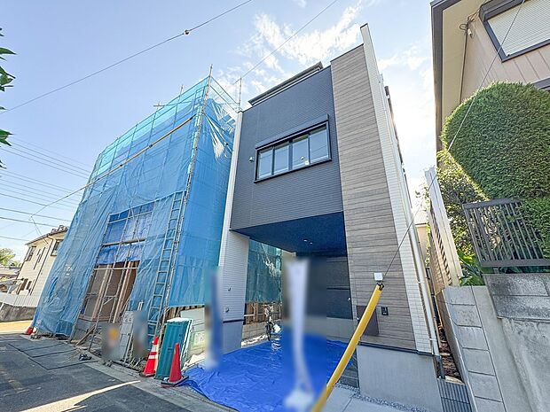 1号棟【外観】堂々たる趣ながら、主張し過ぎずどこか余裕を感じさせるシャープなフォルムで佇む邸宅は、晴天の空と照らし合わせる事で、本来あるべき完成形の姿を見せてくれます。