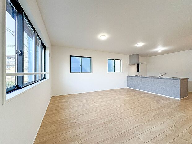 1号棟【LDK16.5帖＋床暖房】シンプルなデザインの家は風情がある。住む人のこだわりを感じる。外観も内装もいたってシンプル。居心地がよく、家事や趣味、子育てなどにも集中できる。家も人間も熟…