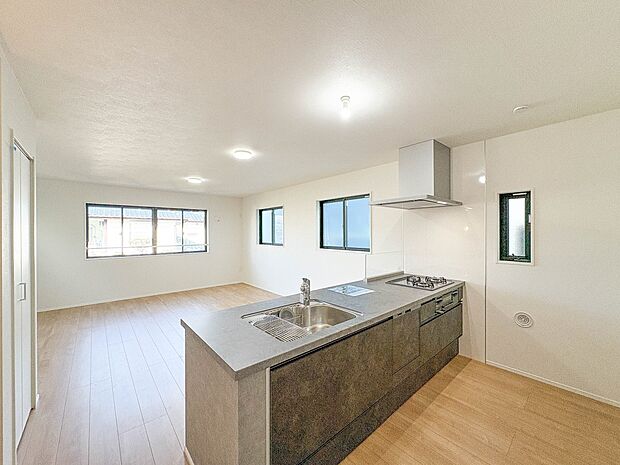 1号棟【LDK16.5帖＋床暖房】会話でホッとコミュニケーションできるリビング。料理でホッとハピネスになるキッチンなど。人をホッとさせる最新設備・仕様を採用しています。