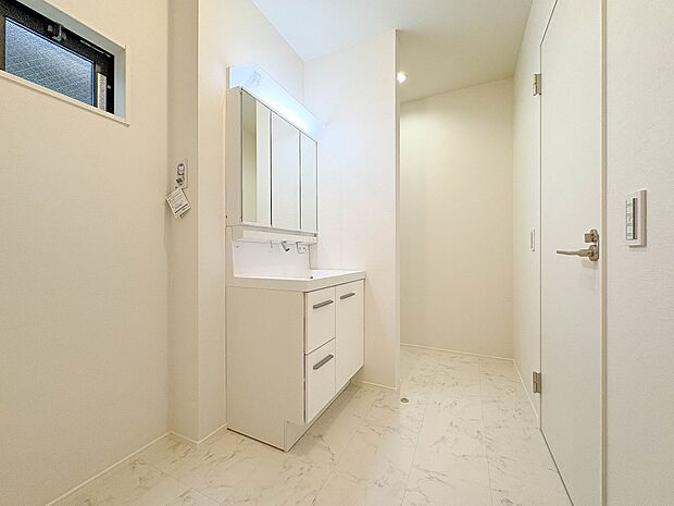 1号棟【脱衣所】洗面所は小さなプライベートスペース。歯磨き、洗顔と毎日施す個人空間。