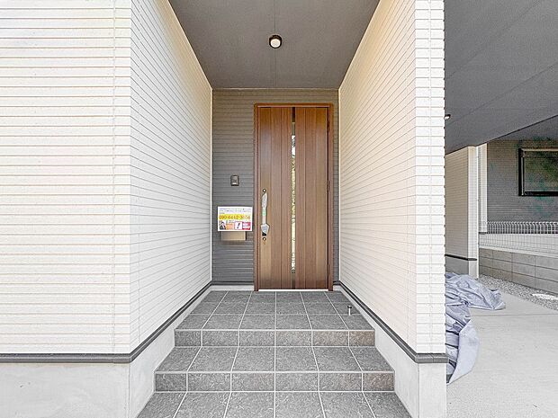 2号棟【玄関】家の顔となる玄関は、高いデザイン性が求められます。高級感と断熱性、防犯性に優れた玄関ドアを標準装備。ピッキング対策のセキュリティサムターン等、防犯に考慮しました。