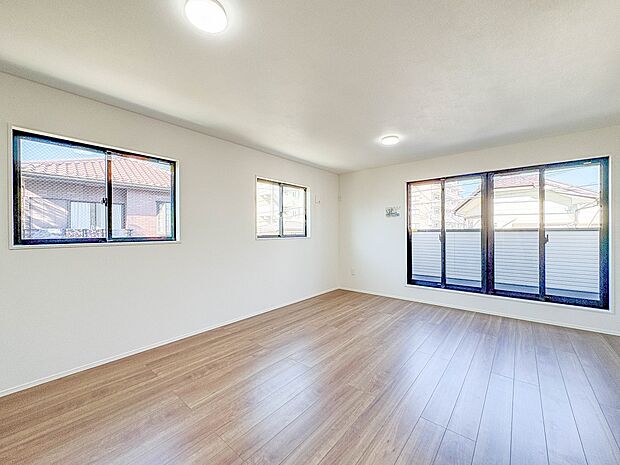 2号棟【LDK16.5帖 床暖房付き】通風・採光に優れ、心地よい光と風が溢れています。贅沢で豊かな居住性とプライドを満たすクオリティが見事に調和した住空間。新築ならではの快適なひとときをご体…