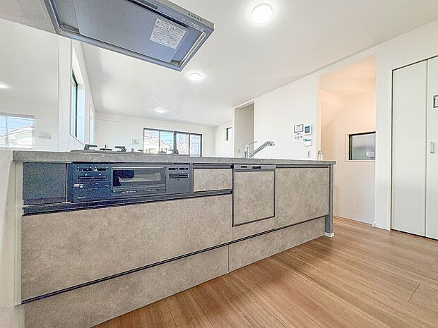 2号棟【キッチン】ナチュラルな自然光の中での調理。会話が弾む対面型キッチン。お洒落な食器類を余裕で収納できるスペース。動きやすい女性目線のキッチン動線。これからはお料理をつくる時間が劇的に変…