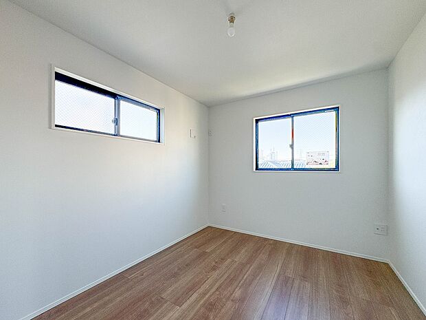 2号棟【子供部屋】お子様のお部屋にぴったりなクロークを備えたフローリング仕様の洋室です。