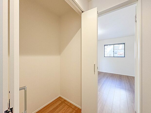 2号棟【収納】限られたスペースを有効に活用できる壁面クローゼット。