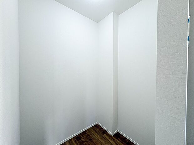 2号棟【WIC(ウォークインクローゼット)】何より、中に入れば全ての服が見てわかるので選択しやすいんです。朝の忙しいときなど便利だな~と思いますよ。一つのスペースで済むって所がいいんですよね…