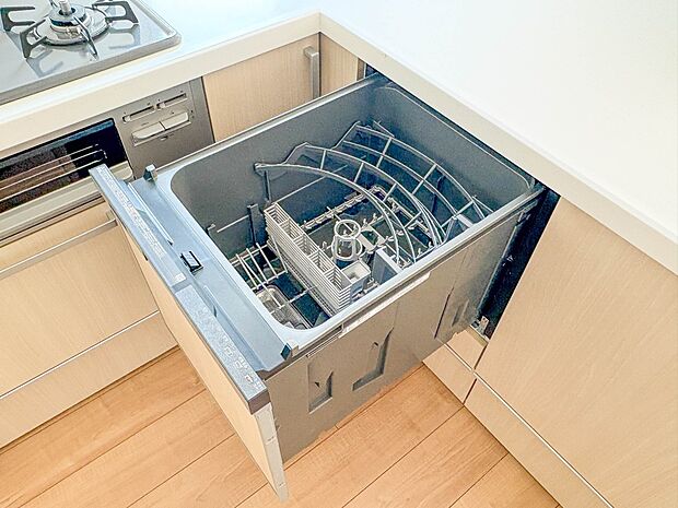 【ビルトイン食器洗浄乾燥機】食器洗いのわずらわしさから開放してくれる嬉しい設備。後片付けの手間を減らし奥様の時間を有効活用できます。お湯と洗剤を使う機会が少なくなるため、手荒れ防止にも。