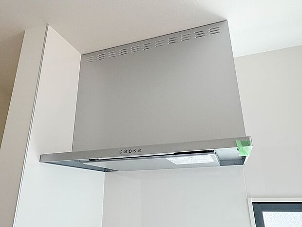 【レンジフード】調理の際に発生する汚れた空気（二酸化炭素、油煙、水蒸気、ニオイなど）を、ダクトを通して屋外に排出しています。