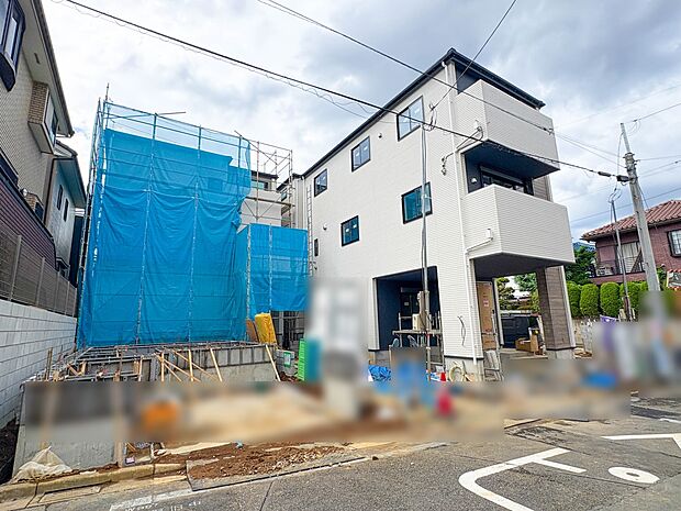 【外観】街の風景に溶けこむシンプルなカタチ。バランスがとれた玄関のハイクォリティなデザイン。存在感あふれる建物の質感。