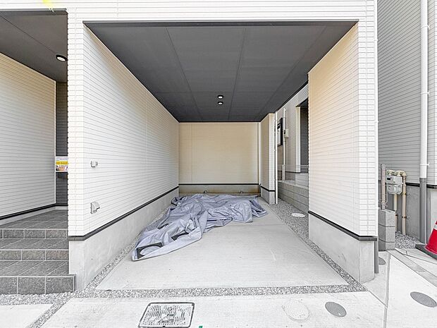 2号棟【駐車場】毎日の生活にマイカーが必須という方は、購入を検討する際、駐車場があることは大事な条件です。毎日の通勤や家族の送迎、買い物やお出かけなどクルマのある暮らしを満喫したい方は要チェ…