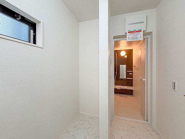 2号棟【サニタリー収納】洗面室には大きな収納スペースがあります