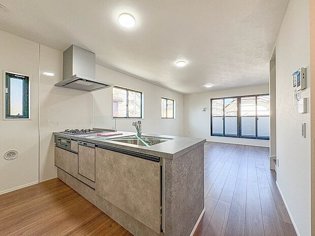 2号棟【LDK16.5帖 床暖房付き】シンプルなデザインの家は風情がある。住む人のこだわりを感じる。外観も内装もいたってシンプル。居心地がよく、家事や趣味、子育てなどにも集中できる。家も人間…