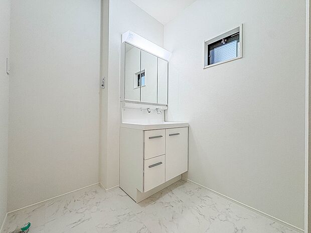 2号棟【脱衣所】洗面所は小さなプライベートスペース。歯磨き、洗顔と毎日施す個人空間。