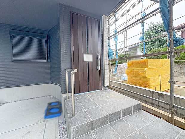 3号棟【玄関】家の顔となる玄関は、高いデザイン性が求められます。高級感と断熱性、防犯性に優れた玄関ドアを標準装備。ピッキング対策のセキュリティサムターン等、防犯に考慮しました。