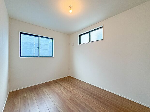 3号棟【子供部屋】お子様のお部屋にぴったりなクロークを備えたフローリング仕様の洋室です。