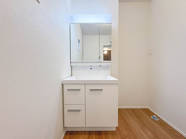 3号棟【洗面台】十分な大きさの洗面台は、身だしなみチェックや歯磨きなど、朝の慌ただしい時間でもホテルライクなスペースで余裕とゆとりを感じて頂けます。