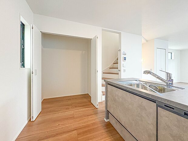 3号棟【パントリー(食料庫)】 常温保存できるパン、お米、調味料、缶詰など、日常的に使うものや未開封の食品の収納にぴったり。棚にものを並べて収納すれば、何が足りないのかひと目で確認できます…