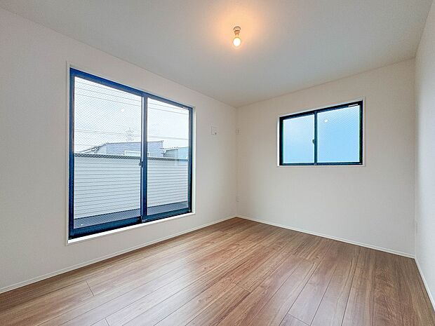 3号棟【洋室】柔らかな陽光とフローリングの色味が調和した快適な空間。