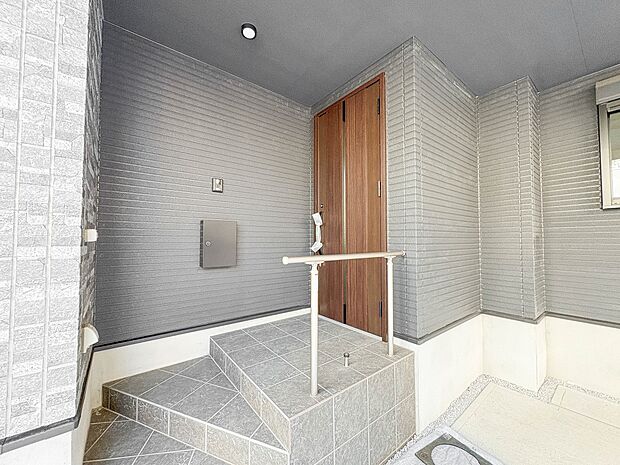 5号棟【玄関】家の顔となる玄関は、高いデザイン性が求められます。高級感と断熱性、防犯性に優れた玄関ドアを標準装備。ピッキング対策のセキュリティサムターン等、防犯に考慮しました。