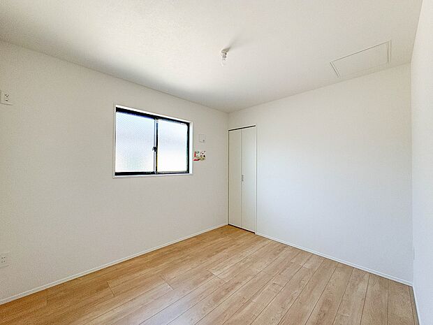 5号棟【子供部屋】お子様のお部屋にぴったりなクロークを備えたフローリング仕様の洋室です。